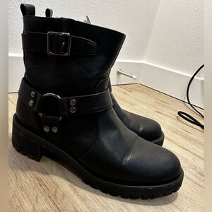 Women’s zipper booties